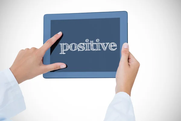 Positiv gegen Arzt mit Tablet-PC — Stockfoto