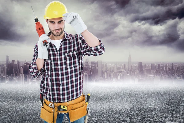 Säker handyman holding borr maskin — Stockfoto