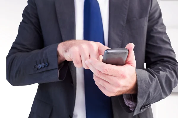 Affärsman skicka ett textmeddelande — Stockfoto