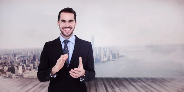 Feliz hombre de negocios de pie y aplaudiendo — Foto de Stock