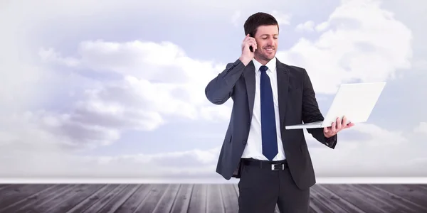 Biznesmen rozmowy na telefon trzyma laptopa — Zdjęcie stockowe