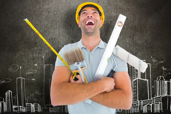 Skrattande manuella arbetare håller verktyg — Stockfoto