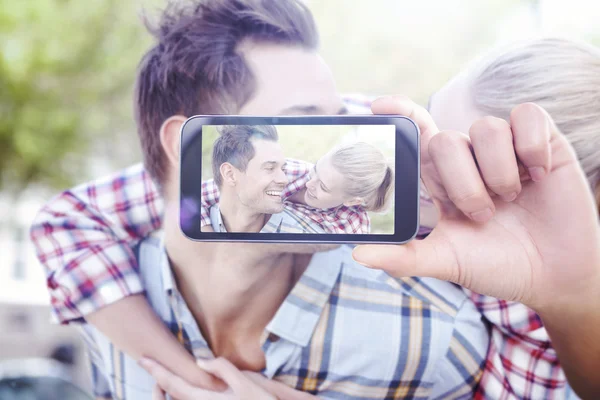 Zusammengesetztes Bild von Hand haltenden Smartphones — Stockfoto