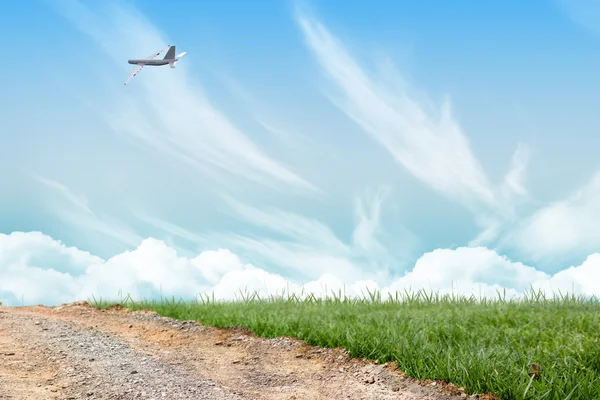 Airplane against road leading out to horizon — Stock Photo, Image