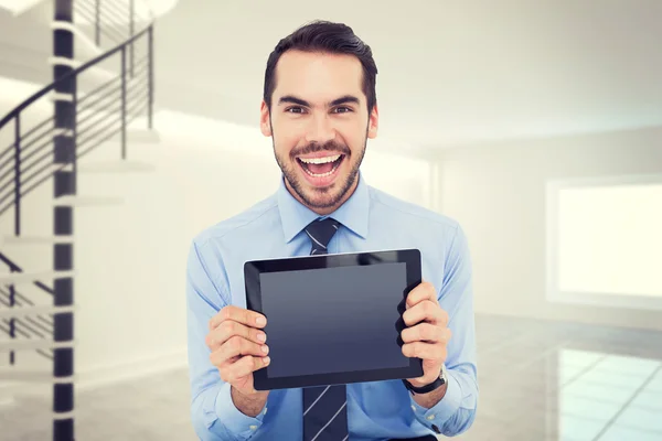 Hombre de negocios feliz mostrando la PC tableta — Foto de Stock