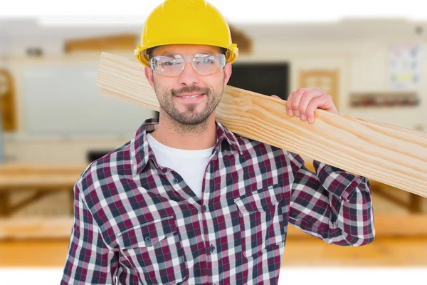 Klusjesman bedrijf houten planken — Stockfoto