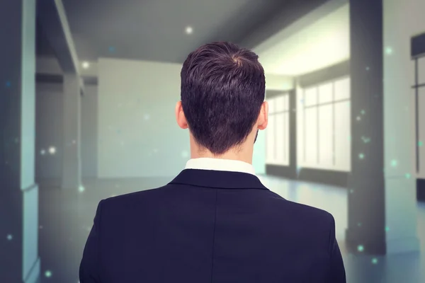 Uomo d'affari in giacca e cravatta contro schermo — Foto Stock
