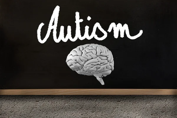 Мозг против доски с надписью аутизм — стоковое фото