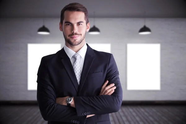 Businessman posing with arms crossed — Stock Photo, Image