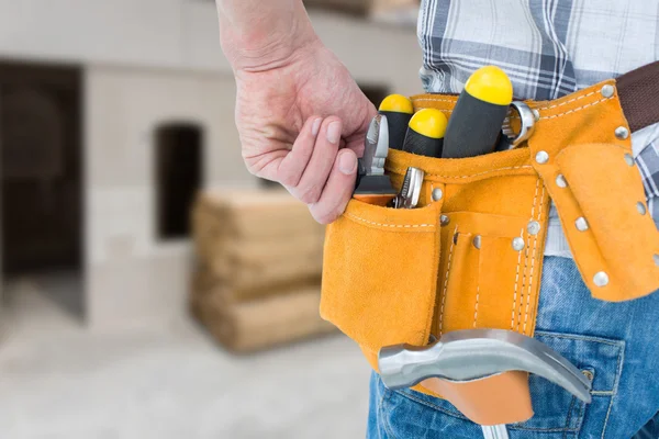 Técnico con cinturón de herramientas alrededor de la cintura — Foto de Stock