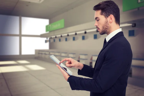 Geconcentreerde zakenman aanraken van Tablet PC — Stockfoto