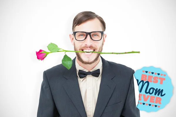 Geeky hipster dişlerinin arasında gül tutan birçok parçalardan oluşan imge — Stok fotoğraf