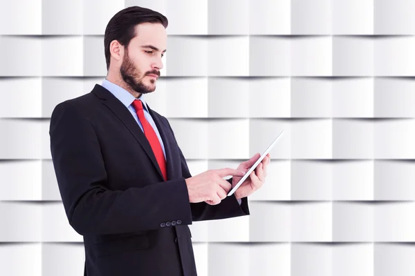 Empresário rolando em seu tablet — Fotografia de Stock