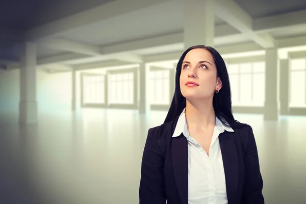 Mujer de negocios bonita mirando hacia arriba —  Fotos de Stock