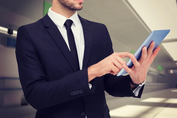 Hombre de negocios utilizando la tableta digital PC — Foto de Stock