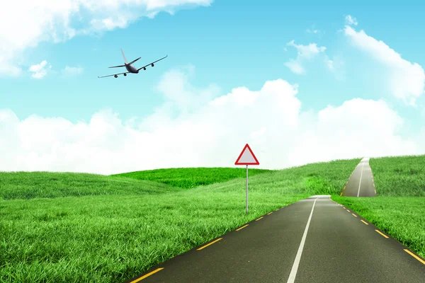 Airplane against road leading out to horizon — Stock Photo, Image