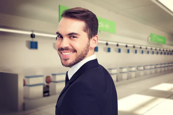 Elegante hombre de negocios en traje sonriente —  Fotos de Stock