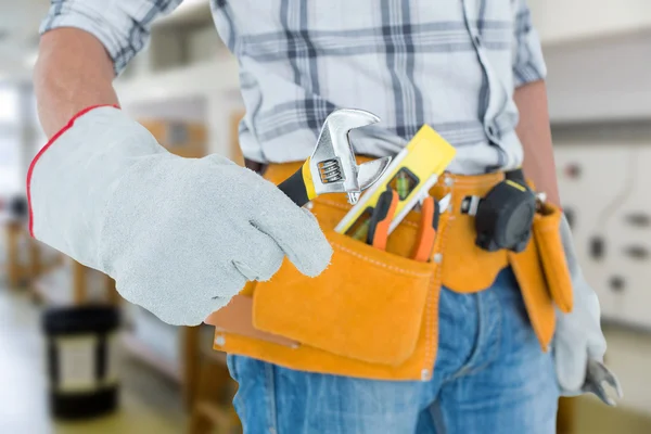 Technicien utilisant une clé réglable — Photo