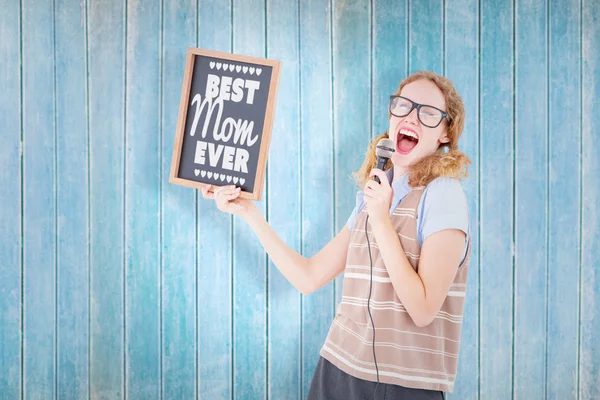 Hipster kvinna anläggning blackboard — Stockfoto