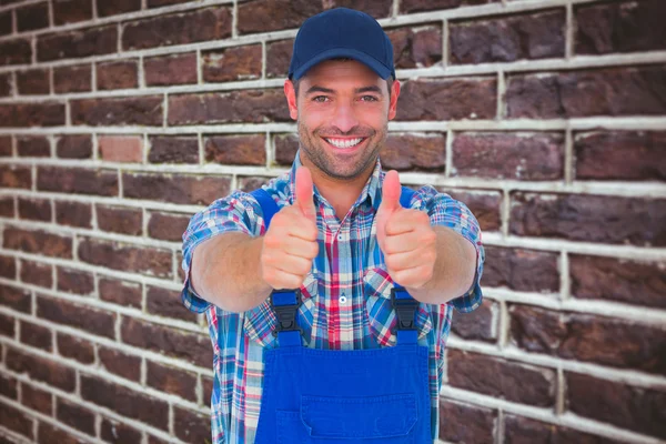 Hombre reparador gesto pulgares hacia arriba — Foto de Stock