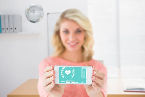 Pretty blonde showing her smartphone — Stock Photo, Image