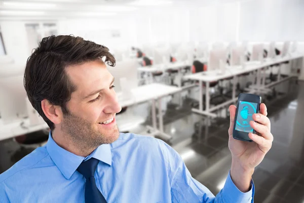 Hombre de negocios sonriente mostrando smartphone a cámara —  Fotos de Stock