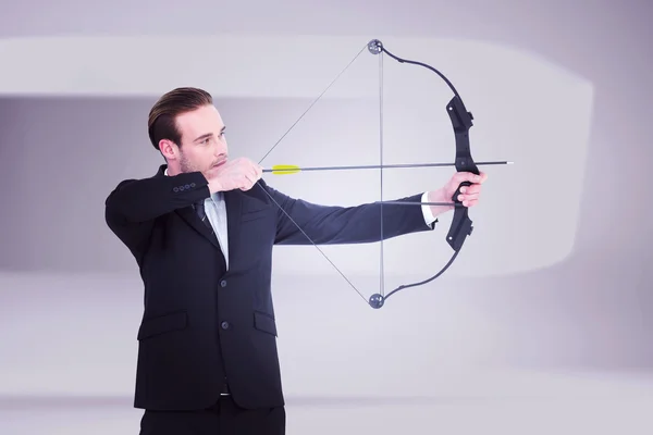 Empresario disparando un arco y una flecha — Foto de Stock
