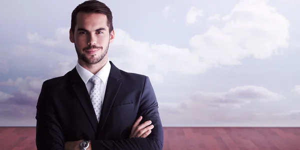 Sorrindo empresário posando com os braços cruzados — Fotografia de Stock