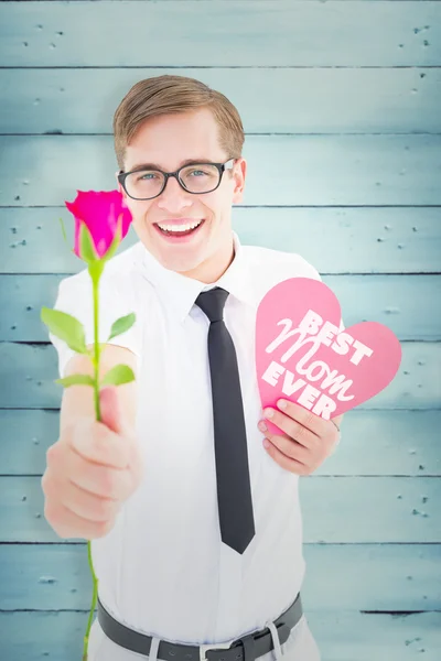 Hipster segurando uma rosa vermelha e cartão de coração — Fotografia de Stock