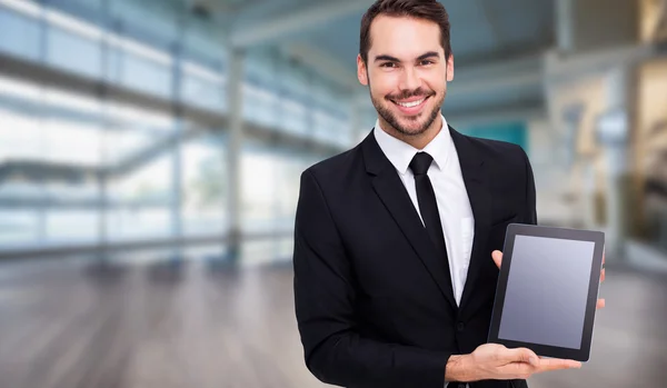 Lächelnder Geschäftsmann zeigt sein Tablet — Stockfoto