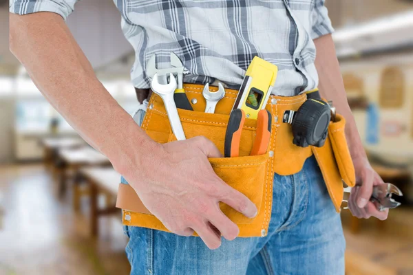 Técnico con cinturón de herramientas alrededor de la cintura — Foto de Stock