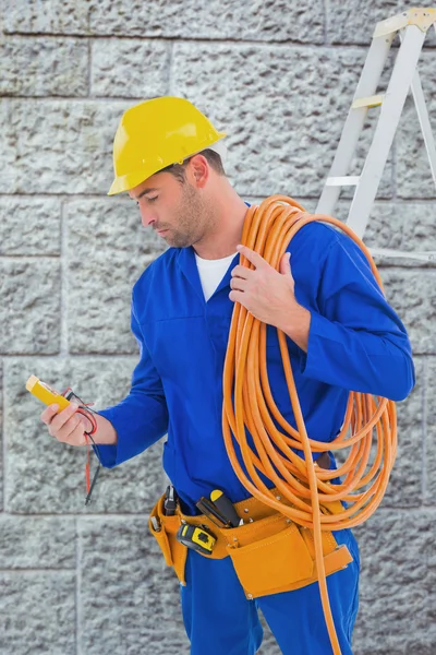 Elektriker liest Multimeter — Stockfoto