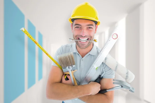 Handyman innehar olika verktyg — Stockfoto