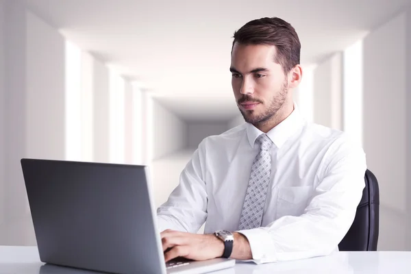 Hombre de negocios alegre usando el ordenador portátil —  Fotos de Stock