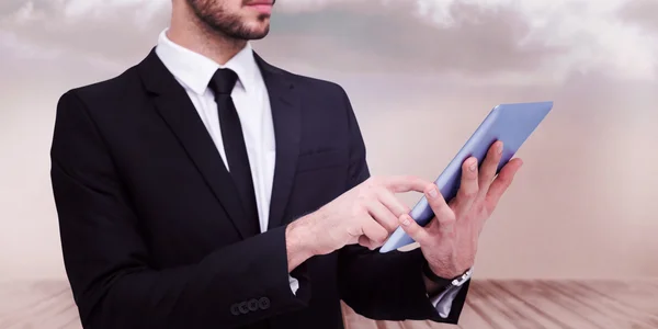 Sección media de un hombre de negocios usando tableta digital — Foto de Stock