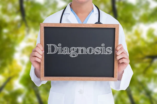 Diagnose gegen niedrigen Blickwinkel auf hohe Bäume — Stockfoto