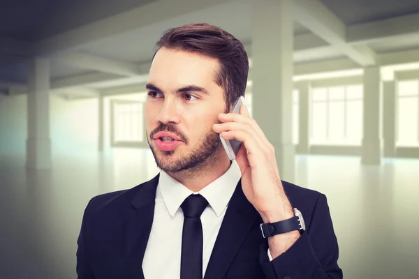 Uomo d'affari intelligente che parla al telefono — Foto Stock