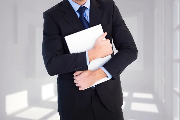 Бизнесмен держит ноутбук — стоковое фото