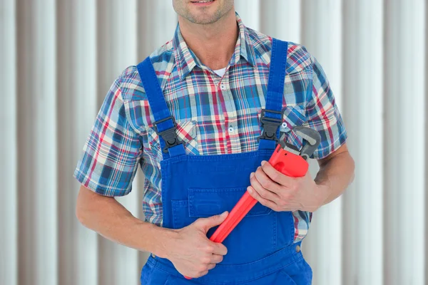 Klempner hält Affenschlüssel in der Hand — Stockfoto