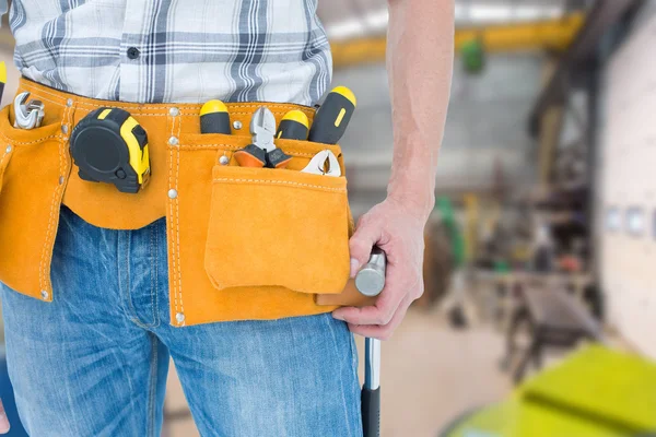 Técnico con cinturón de herramientas alrededor de la cintura — Foto de Stock