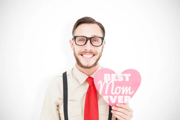 Bileşik görüntü gülümseyen ve kalp kartı tutan geeky hipster — Stok fotoğraf