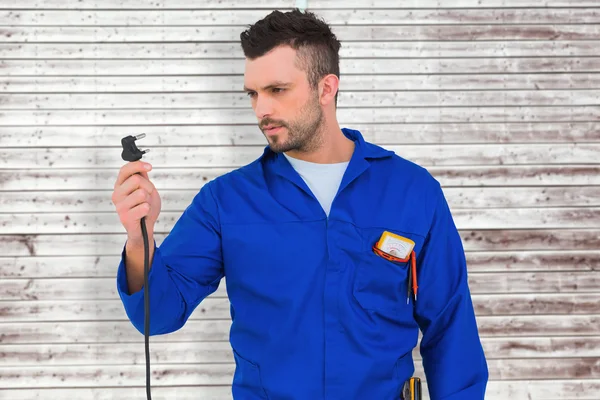 Elektriker schaut auf Stecker — Stockfoto