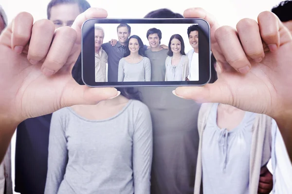 Hand holding smartphone showing — Stock Photo, Image