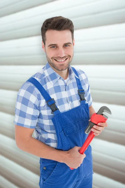Reparador masculino sosteniendo llave inglesa — Foto de Stock