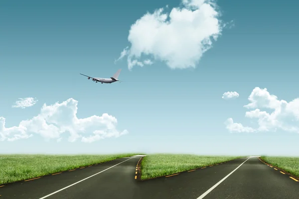 Airplane against road leading out to horizon — Stock Photo, Image