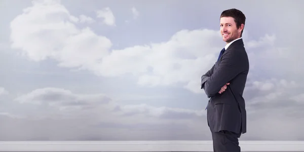 Businessman standing with arms crossed — Stock Photo, Image