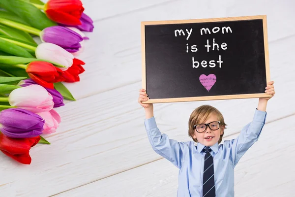 Samengestelde afbeelding van schattige leerling houden schoolbord — Stockfoto