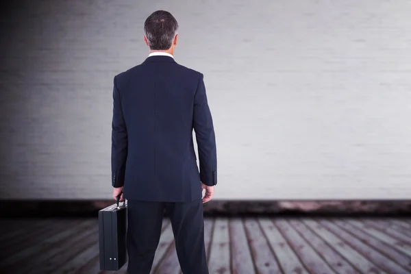 Businessman in suit holding briefcase — Stock Photo, Image