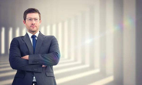 Empresario frunciendo el ceño mirando la cámara — Foto de Stock