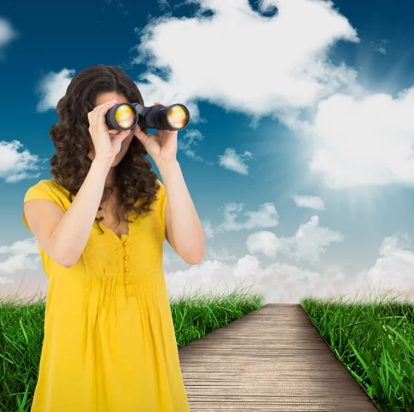 Lässige junge Frau mit Fernglas — Stockfoto